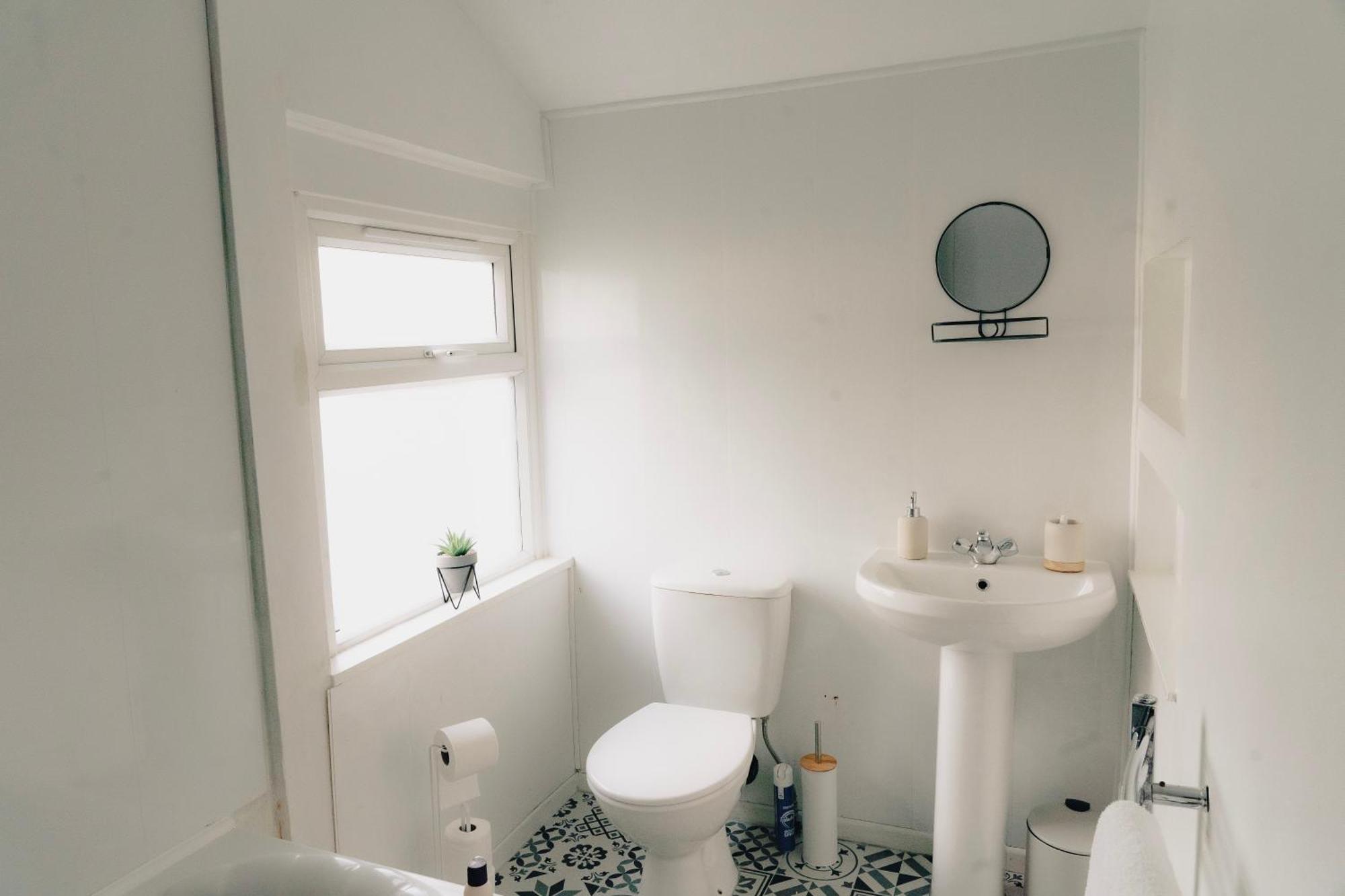 Mideyah Stays - 3 Bed Comfy House Cardiff Bagian luar foto