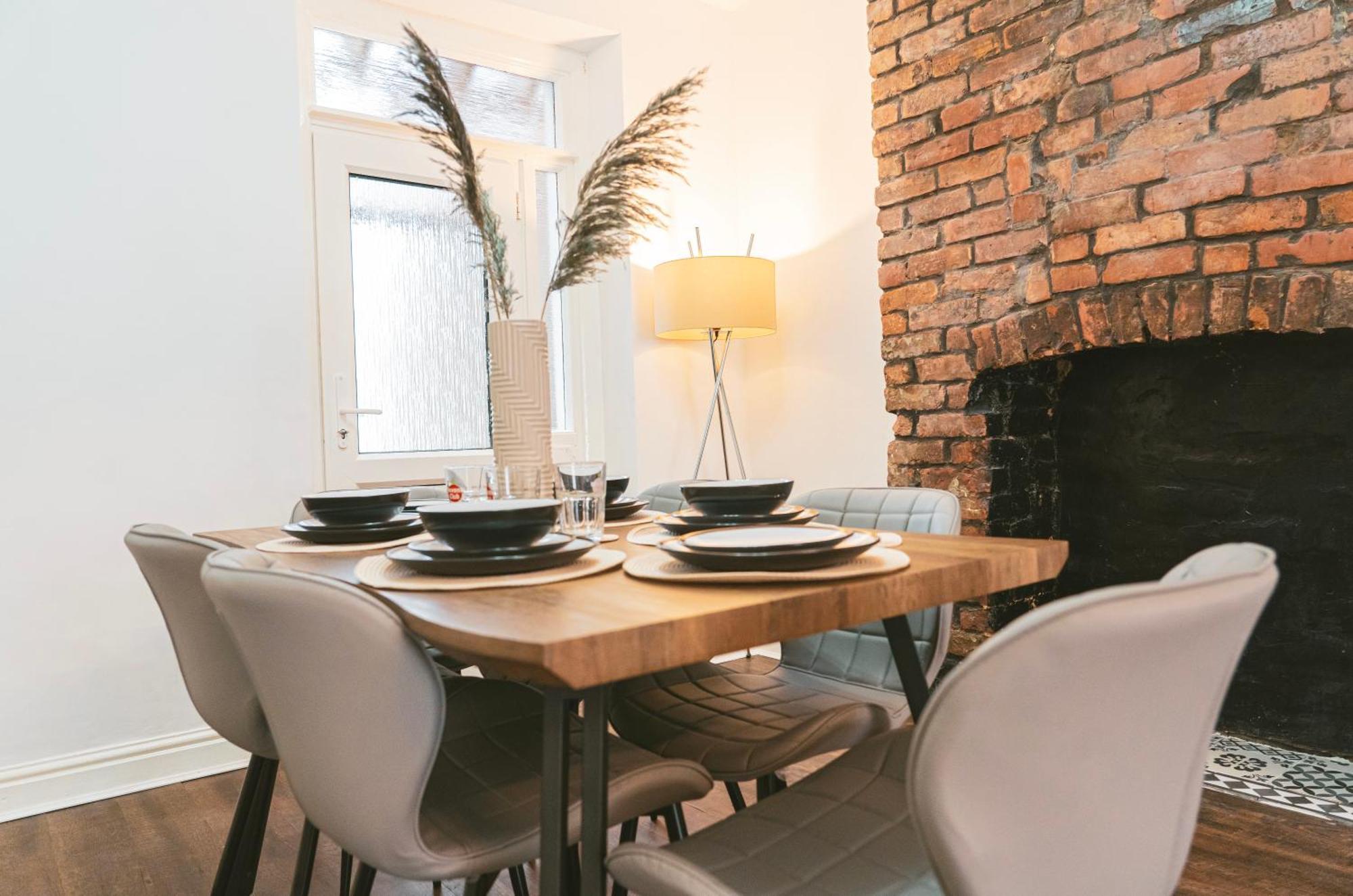 Mideyah Stays - 3 Bed Comfy House Cardiff Bagian luar foto