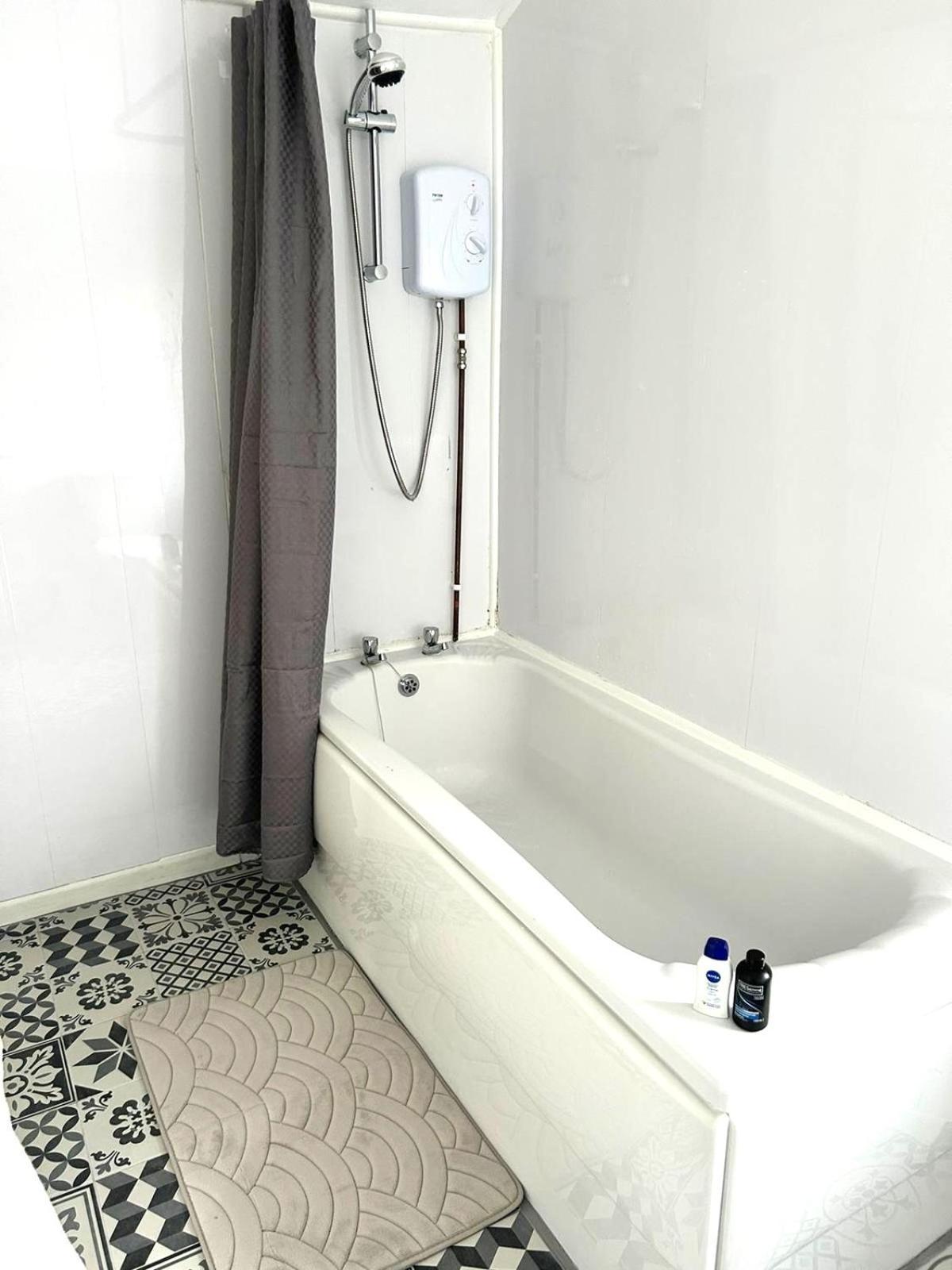Mideyah Stays - 3 Bed Comfy House Cardiff Bagian luar foto